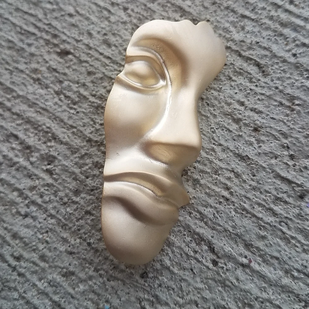 Half Face Brooch - Picture 1 of 4